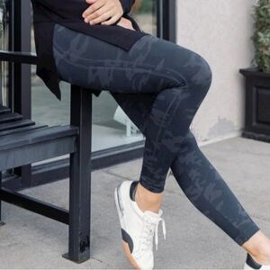 SPANX Look at me now Black Camo Leggings M NEW